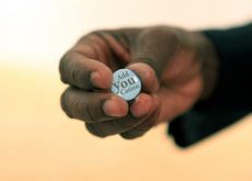 Hand von Bishop Adanuty mit Button