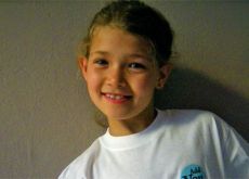 Mädchen mit weißem T-Shirt