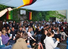Fußballfans bei Henn Architekten